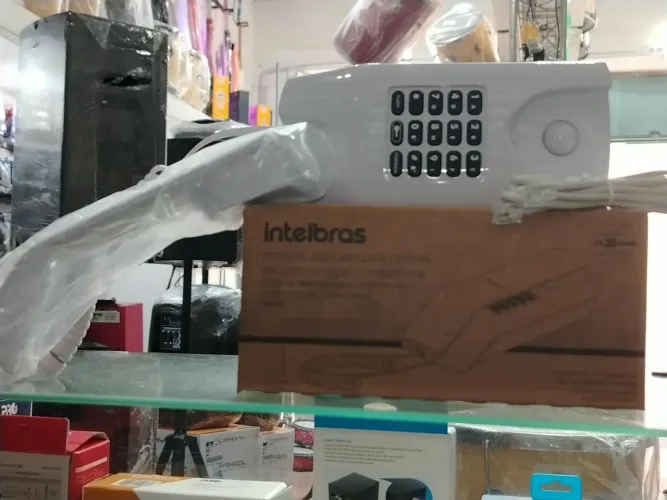 Porteiro eletrônico Intelbras com acionamento de fechadura.