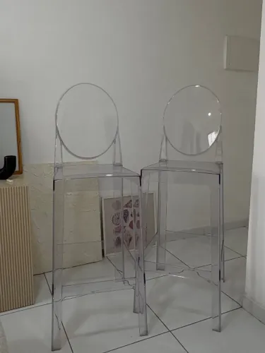 Banquetas em acrílico transparente (Conjunto 2 unidades)