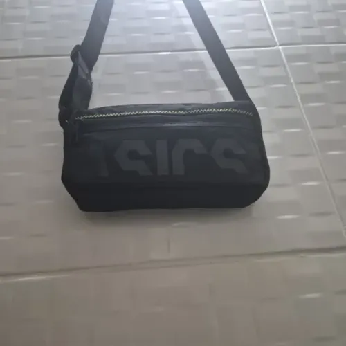 BAG preta pequena 20cm x14 cm marca ASICS autêntica adquirida em loja oficial.