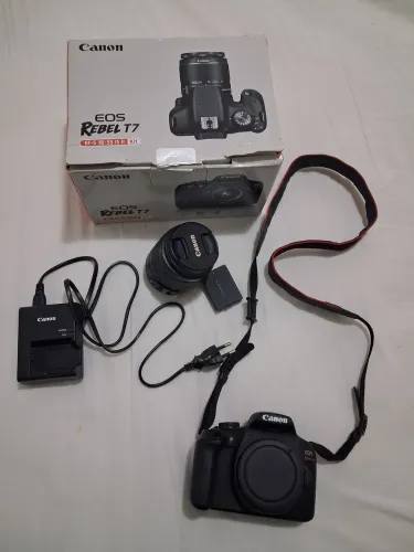 Camera Rebel T7 muito nova .