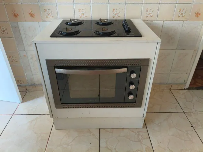 Suporte com cooktop e forno elétrico