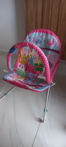 Cadeira de Descanso/Balanço para Bebê com Arco de Brinquedos - Ótimo Estado - R$ 70