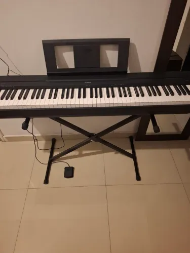 Piano Digital P-45 Preto Yamaha P45 Com Fonte + 1 Suporte X para piano