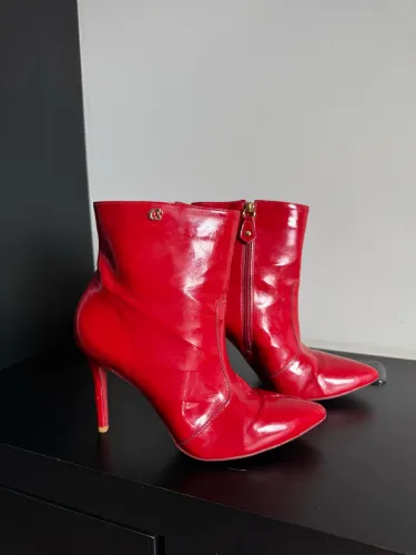 Bota Carmen Steffens couro verniz 37