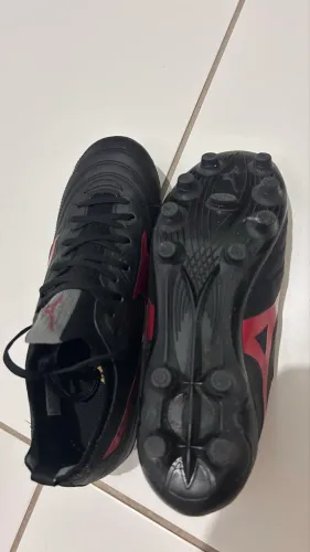 Chuteira Mizuno n.39 forma pequena 250