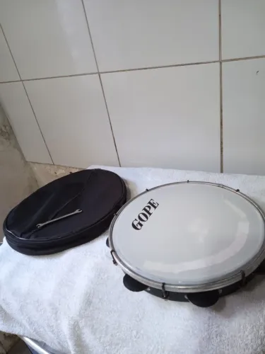 VENDO UM PANDEIRO ARO 12, VALOR:R$250 vai com chave de afinação e bag 