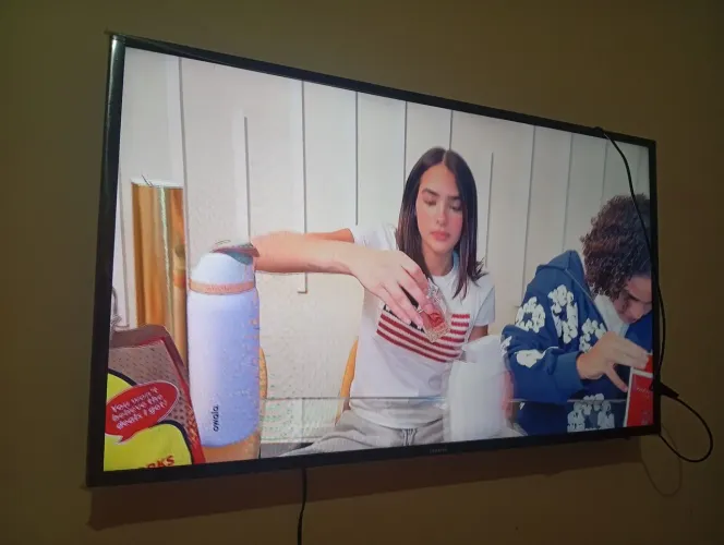 Vendo uma TV de 42 polegadas smart novinha