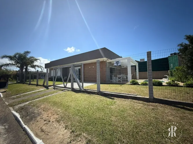 Casa com piscina mobiliada e pronta para morar no centro de Imbé/RS