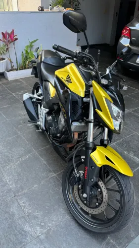 Honda CB 300F Twister ABS 2023 Dourada
