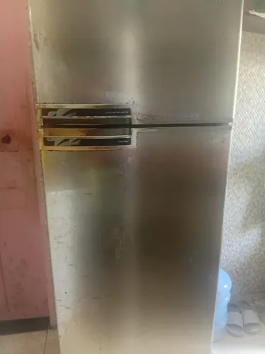 Geladeira com defeito, so pra retirar peças, ou mada aceita se quiser.
