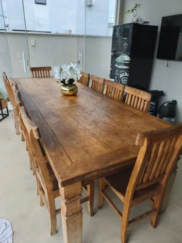 Mesa de madeira maciça com 11 cadeiras 