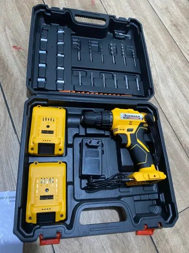 Parafusadeira e Furadeira Bommax 21V, acompanha Duas baterias mas acessórios na mala.