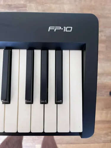 Piano Digital Roland FP10 com estante (na Caixa)