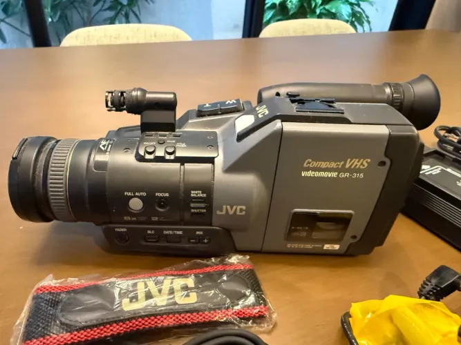 Filmadora antiga JVC para decoração