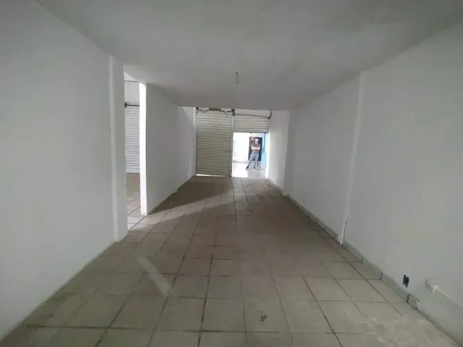 Loja Comercial com Mezanino na Principal Avenida do Barreiro  Excelente Localização!