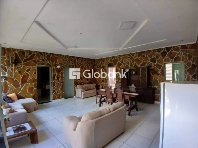 Casa Residencial à venda no Centro de Francisco Sá (MG) 7 suítes, 10 vagas