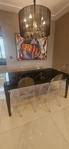 Mesa de Jantar Luxo 6 lugares Tok Stok com 4 cadeiras de acrílico Luis XV sem braço 