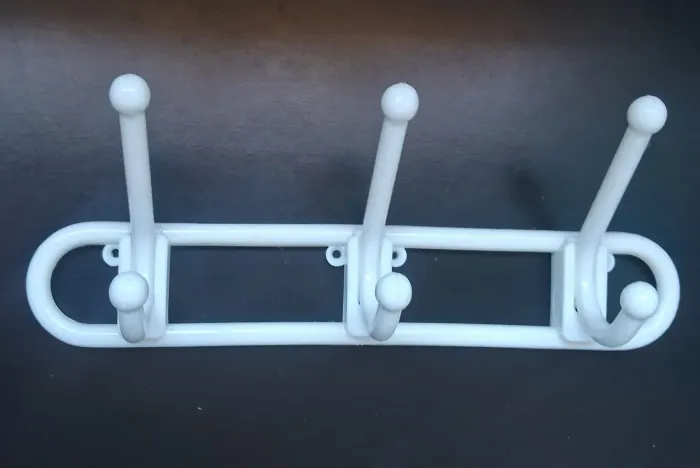 Cabideiro branco de plástico para parede