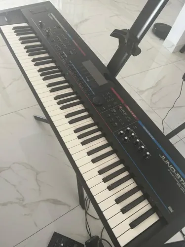 Teclado Roland Juno Stage