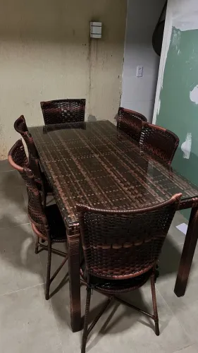 Vende-se mesa de fibra com tampo de vidro 
