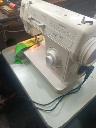 Máquina de costura Singer facilita