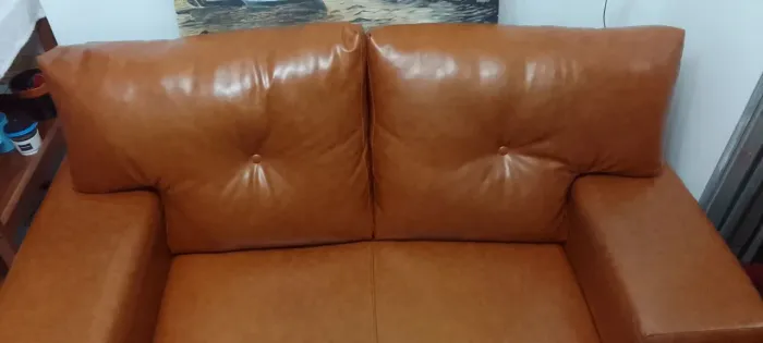 Vendo sofá,em corino marrom,02 lugares,comprado há 01 ano ,assento firme e sem uso .
