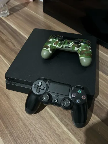 Playstation 4 slim 1TB - DOIS CONTROLES