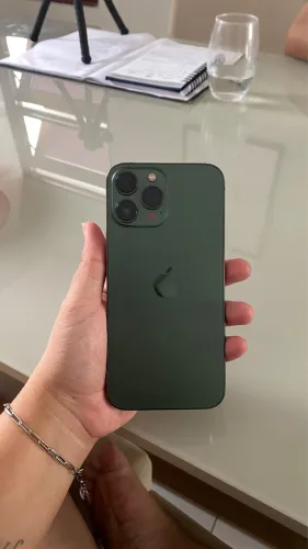 iPhone 13 Pro Max com 256GB de armazenamento.