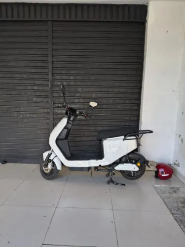 Vende-se Cinquentinha elétrica com alarme e trava, com ré.