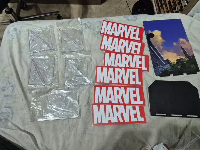 Base e letreiro marvel legends