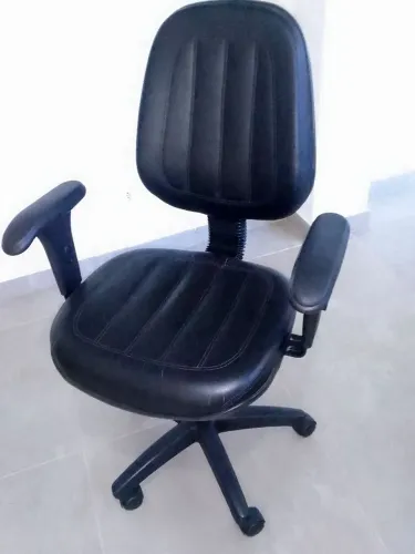Cadeira de escritório em couro sintético, courvin, de qualidade superior. Não é das atuais