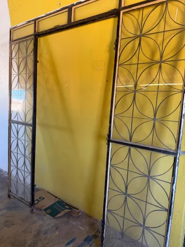 Porta de ferro com vidros transparentes 2,10mX2,00m