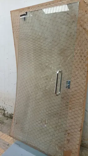 porta de vidro 10mm com puxador,fechadura, e mola de piso dorma 203x0,85