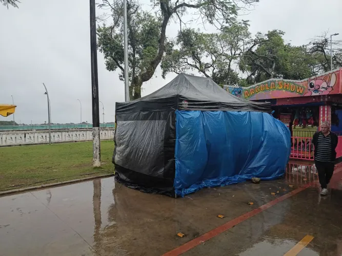 VENDO TENDA 4,5x3,0 metros ..com Laterais