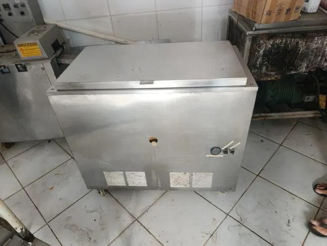Vendo máquina de picolé Carpeggiani para 8 formas compressor de 7hp produção P1000