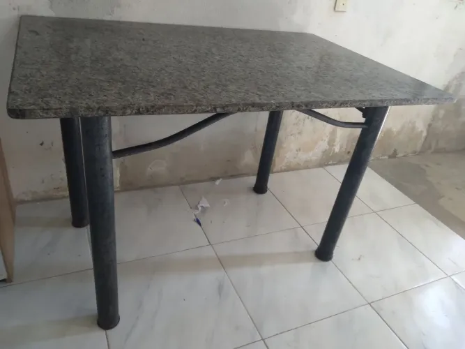 Mesa 4 cadeiras aço tampo granito preto