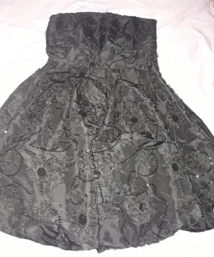Vestido tomara que caia preto tafetá bordado com aplicação de paetês balone