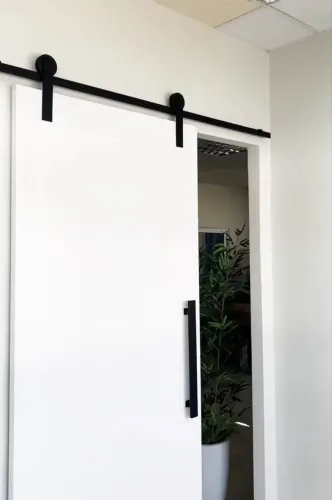 Kit porta de correr preto NOVO com puxador 75cm de brinde
