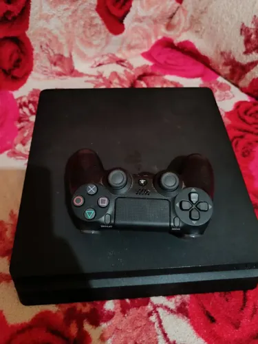 Ps4 em ótimas condições, com jogos e controle.