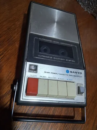 Toca fitas tape deck portátil antigo