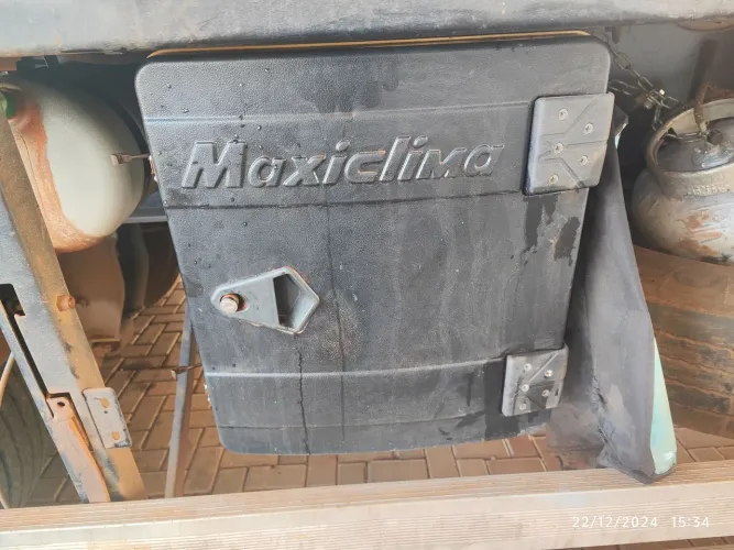 Geladeira maxiclima 70 litros semi nova. 