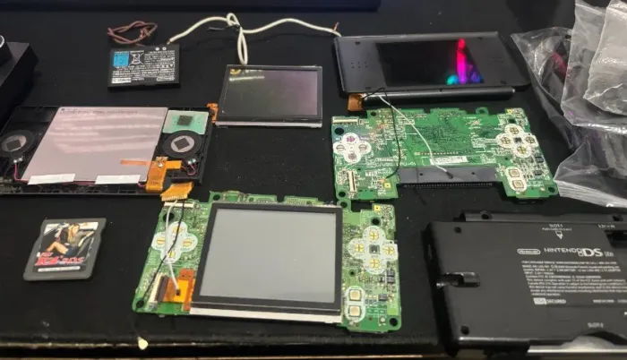 Lote Sucata Nintendo DS Lite + Bateria Original + Cartão R4 + Stylus (Para Peças)