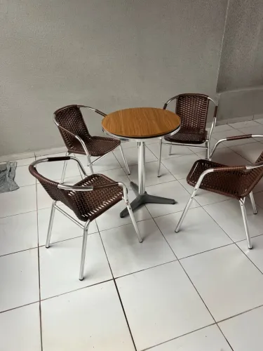 Conjunto de cadeiras com mesa de centro de alumínio 