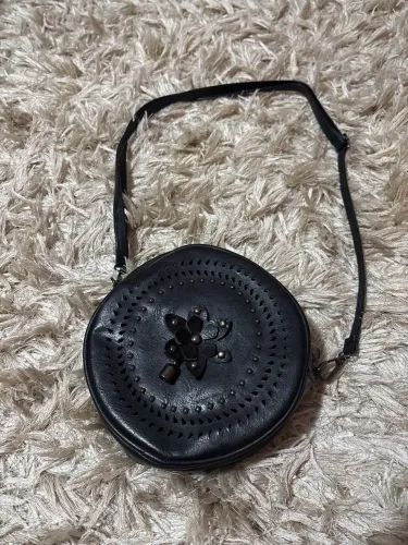     Bolsa Feminina Redonda Preta com Detalhes Florais