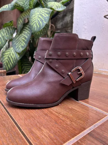 Bota marrom 