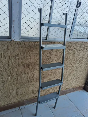 Escada de metal reforçada para mezanino/parede - 5 degraus