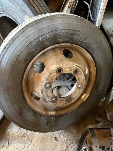 Pneu 215/75 R17.5 com a roda 