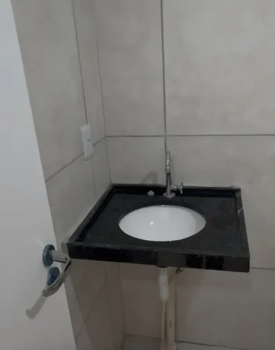 Bancada de Banheiro em Granito Verde Ubatuba com Cuba de embutir de louça e Torneira