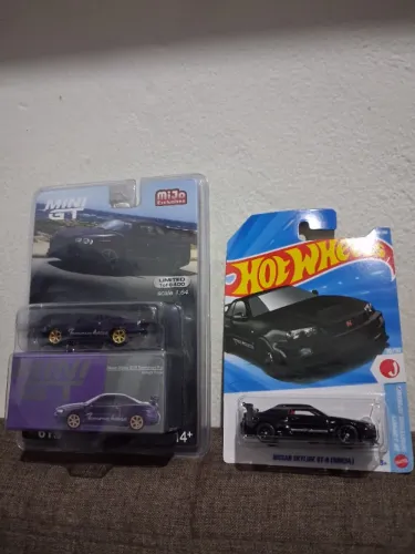 Dupla de miniaturas Nissan Skyline, Mini GT e Hot Wheels