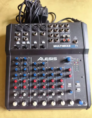 Mesa de som Alesis 8 canais com efeitos.